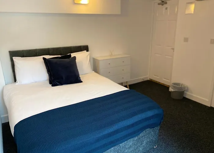 8 Bed 9 Bath Ensuite House With Hot Tub And Free Parking Sheffield