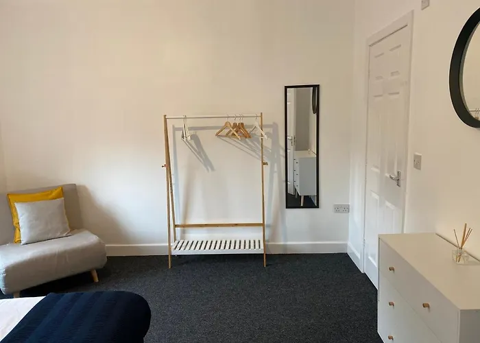 8 Bed 9 Bath Ensuite House With Hot Tub And Free Parking Sheffield